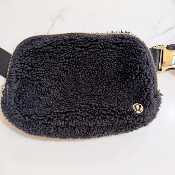 Lululemon Belt Bag Womens One Size Black Sherpa Fleece Crossbody Fanny Pack gold - Picture 4 of 11